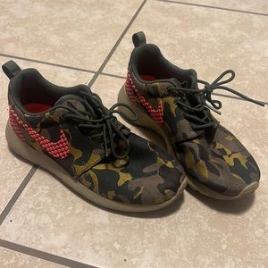 Nike size 6 W camo sneakers